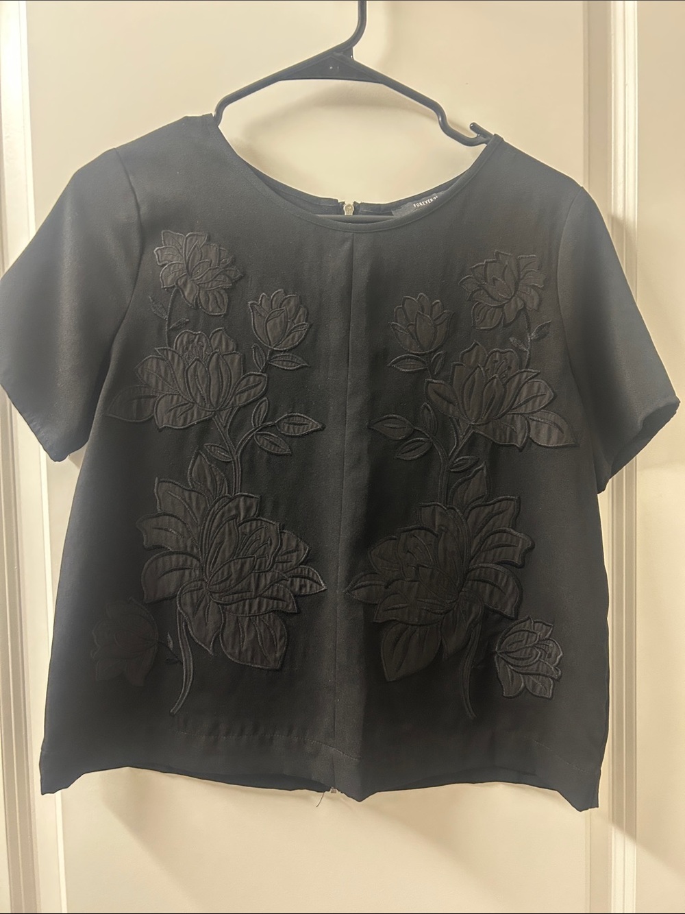 Forever 21 Black Floral Appliqué Short Sleeve Top
